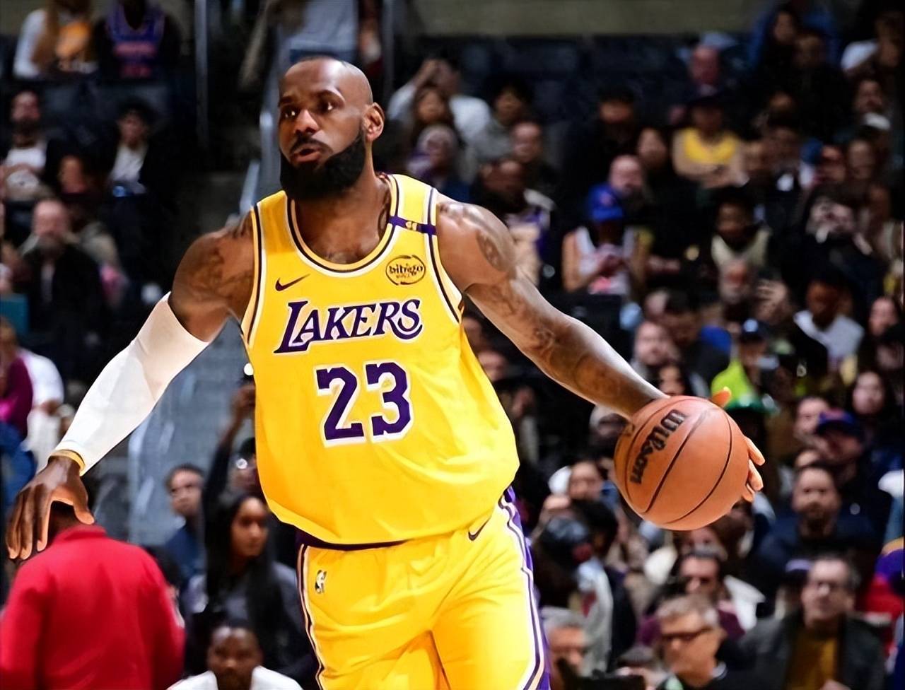 詹姆斯重返赛场，夺冠首场状态出色，日本队观众沸腾！观众掌声雷动