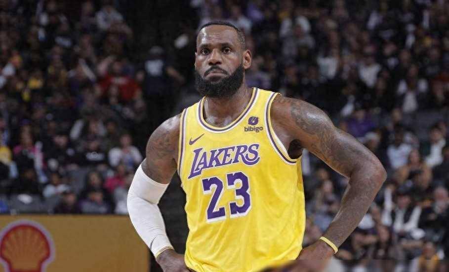 詹姆斯重返赛场，夺冠首场状态出色，日本队观众沸腾！观众掌声雷动